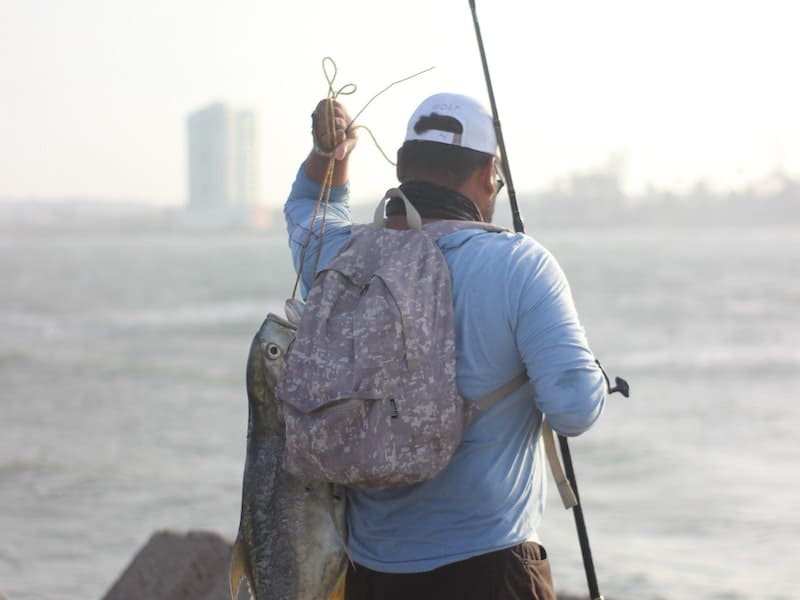 homem pescando um peixe grande 