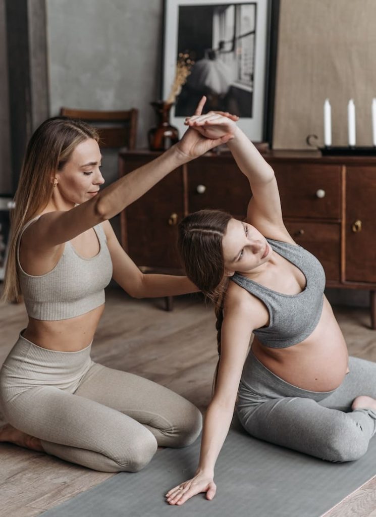 gravida com barriga fazendo yoga