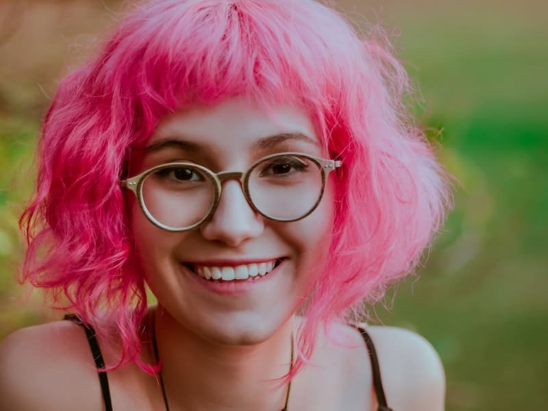 mulher com cabelo cor de rosa 