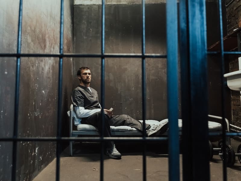 homem dentro de uma cela após ser preso