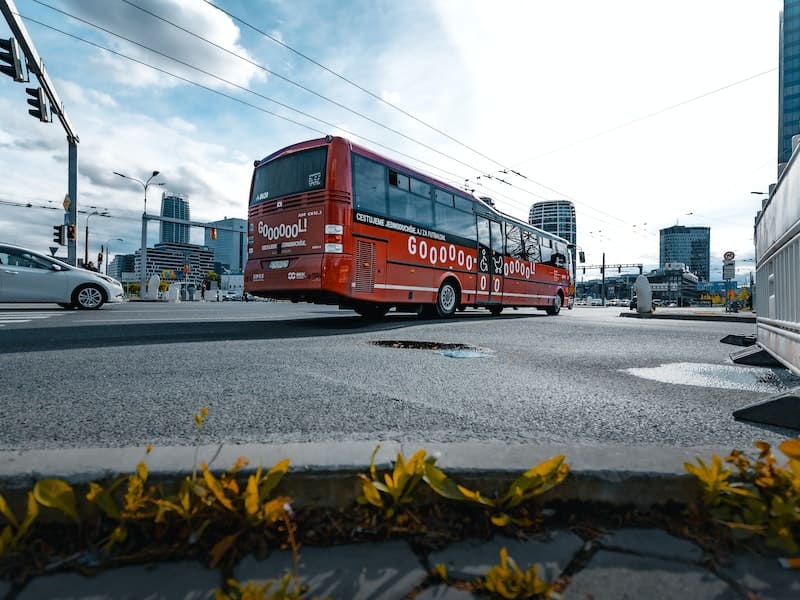 ônibus vermelho passando pelas ruas durante um sonho