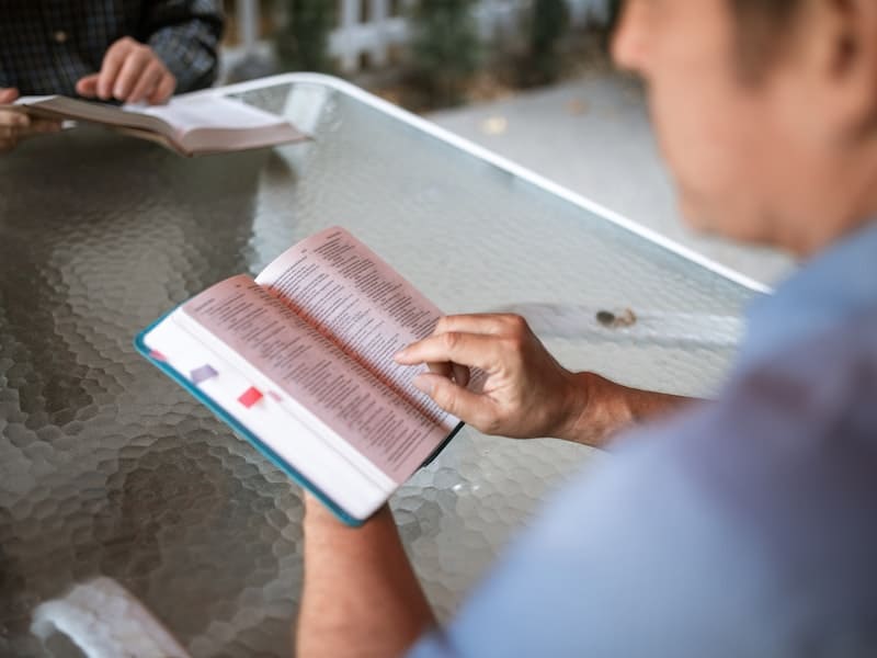 um homem lendo a bíblia dentro da igreja evangélica