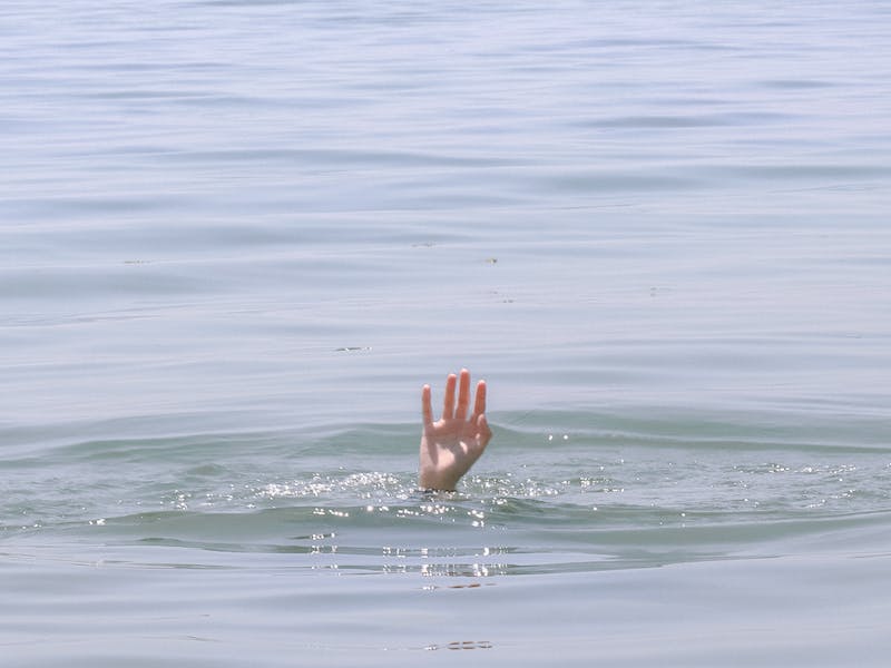 uma pessoa se afogando na água